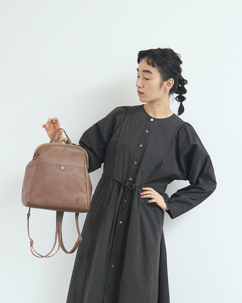 がま口バッグの色：モカグレー