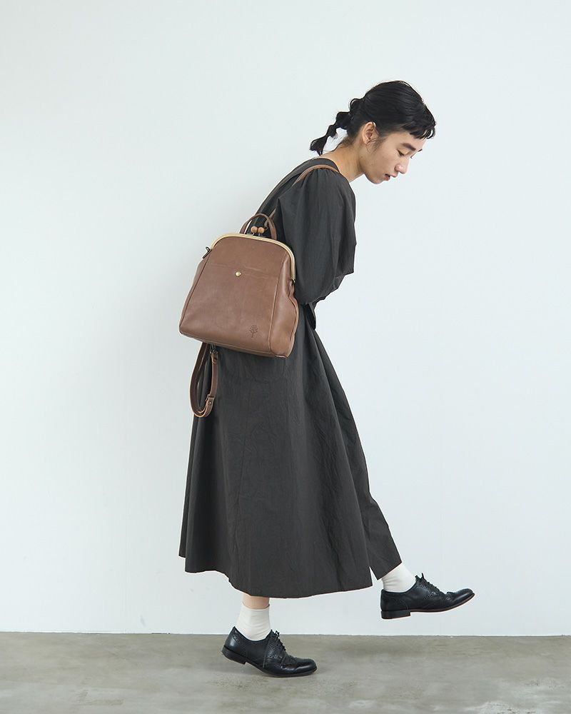 がま口バッグの色：モカグレー