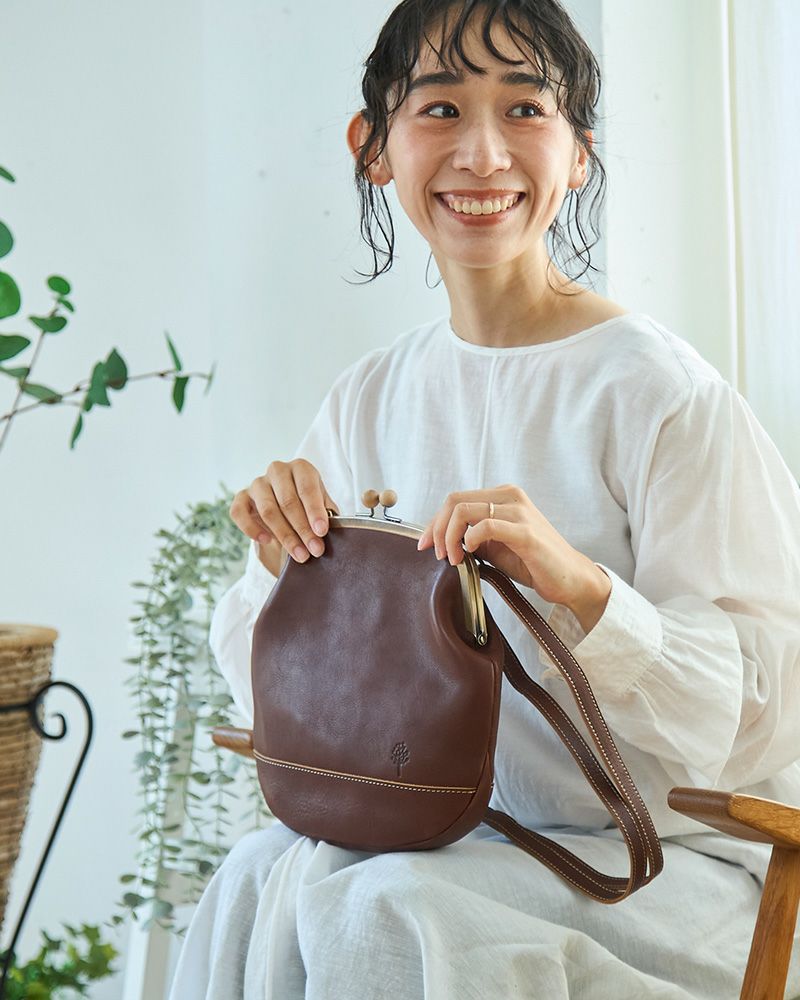 木玉モチーフがアクセントになる本革がま口ポシェット／がま口ポシェットの色：ダークブラウン