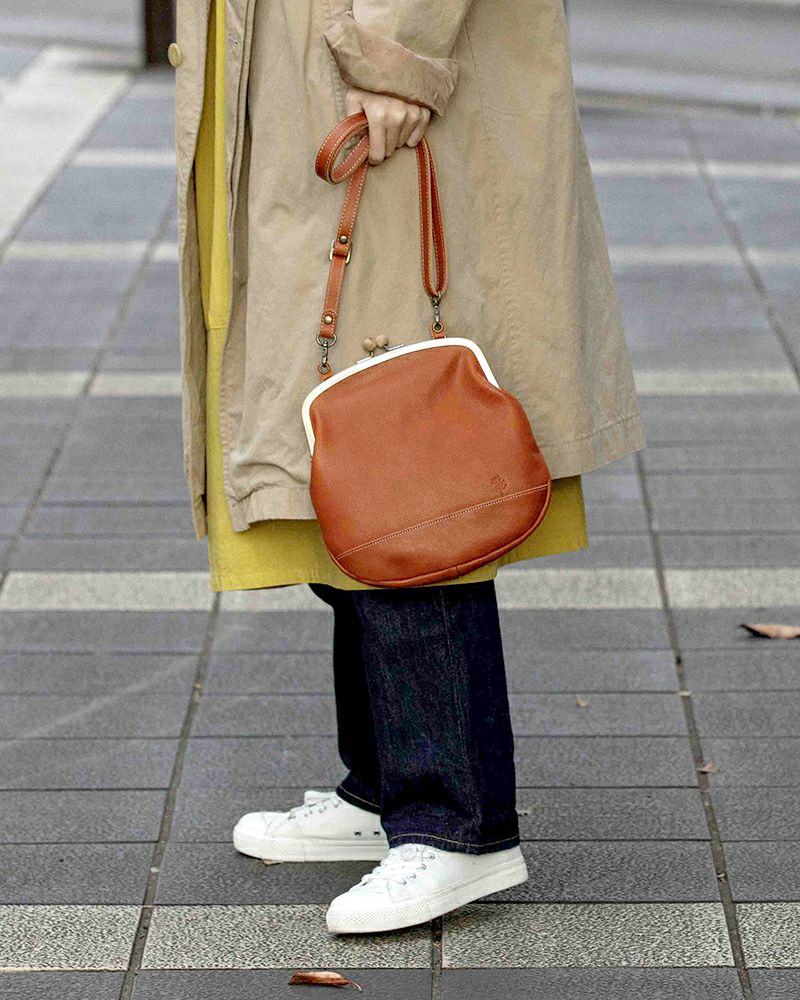 一緒に育てたい、牛革×木玉のがま口ポシェット／がま口ポシェットの色：キャメル