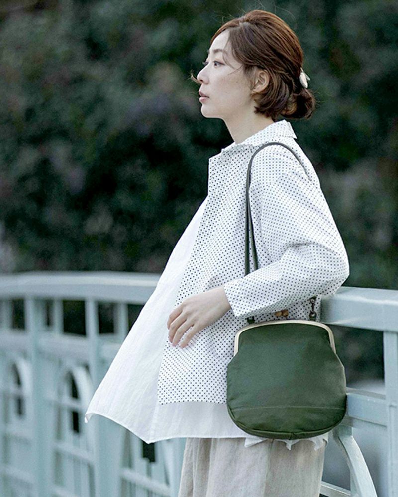 コロンとかわいい、木玉と革のがま口ポシェット／がま口ポシェットの色：グリーン