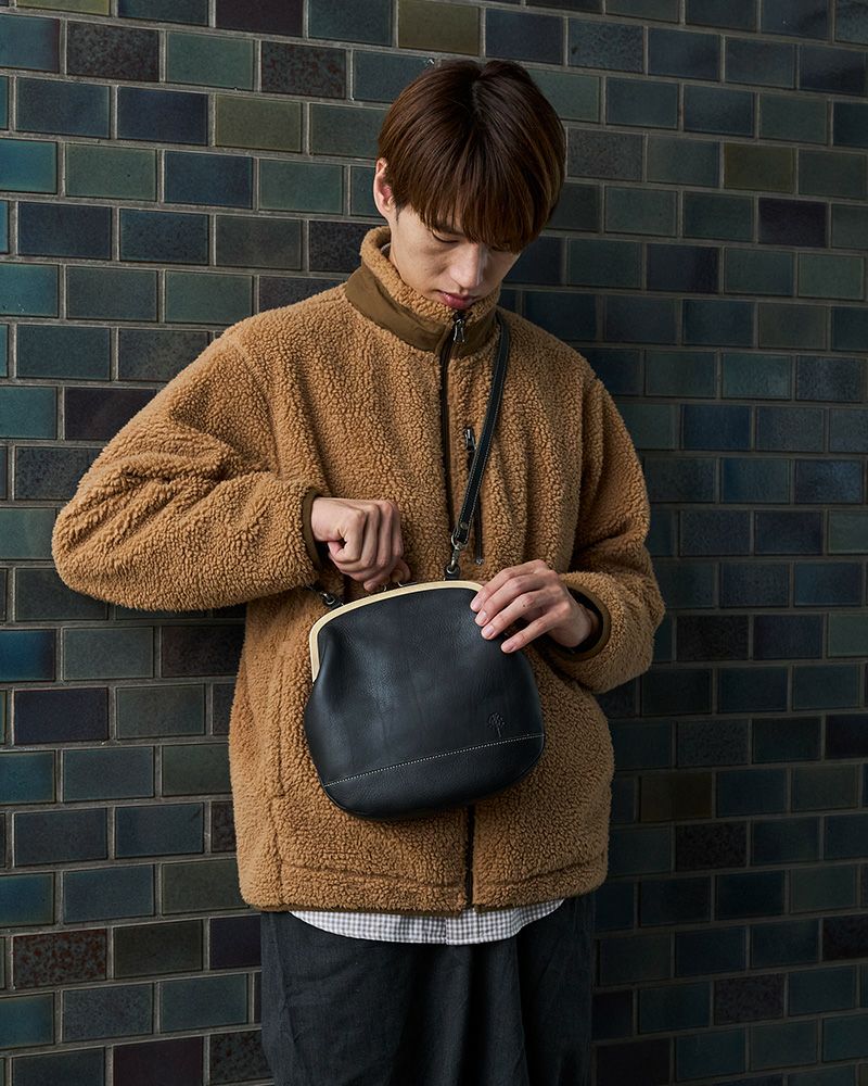 木のつまみで開閉が心地いい、木玉がま口ポシェット