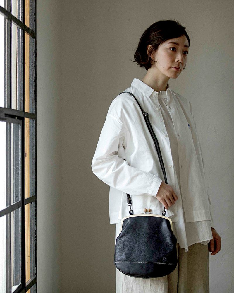 コンパクトなのに収納上手な牛革がま口ポシェット／がま口ポシェットの色：クロ