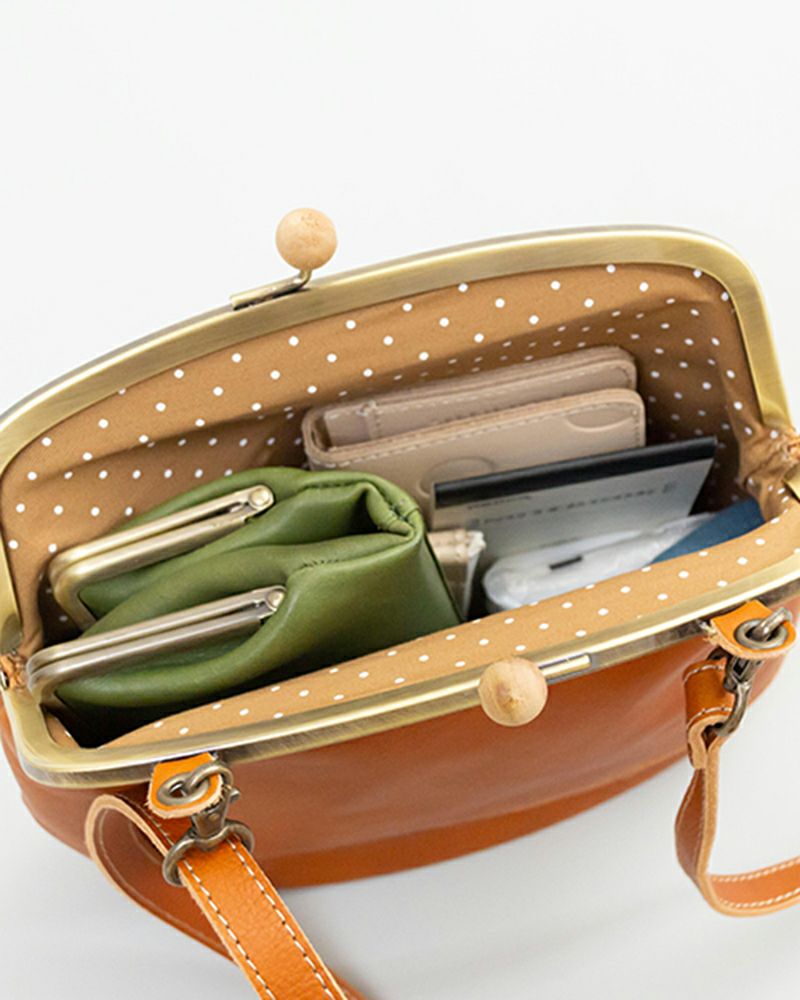 小さくても収納力あり、牛革がま口ポシェット／がま口ポシェットの色：キャメル