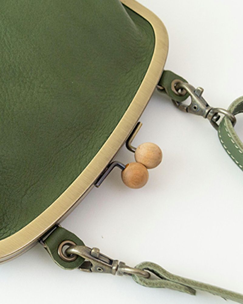 木玉の存在感と革の落ち着きが調和するポシェット／がま口ポシェットの色：グリーン