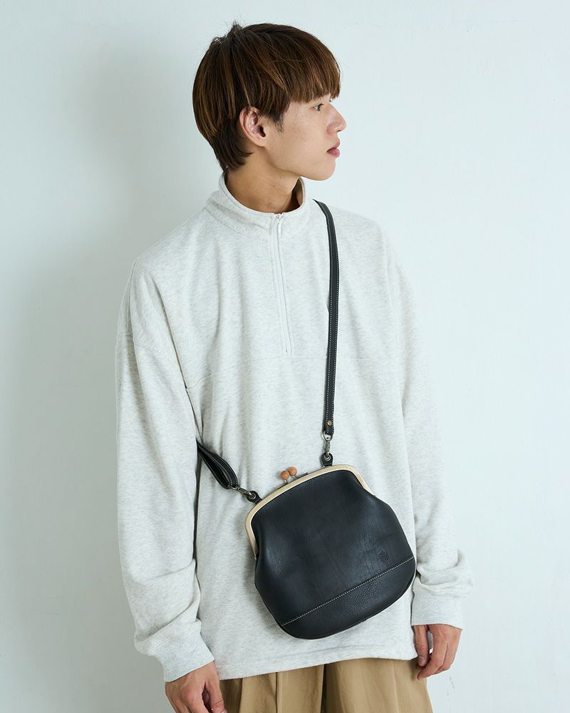 ユニセックスで使える、シンプルなレザーがま口ポシェット／がま口ポシェットの色：クロ