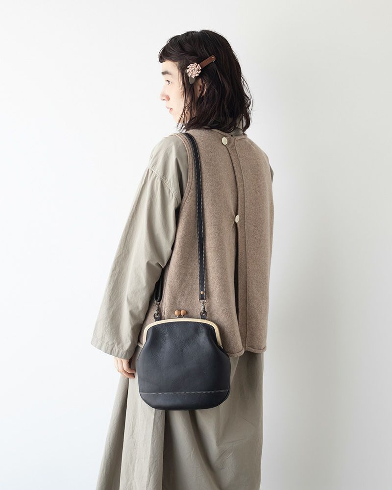 シックに決まるブラック、牛革木玉がま口ポシェット／がま口ポシェットの色：クロ