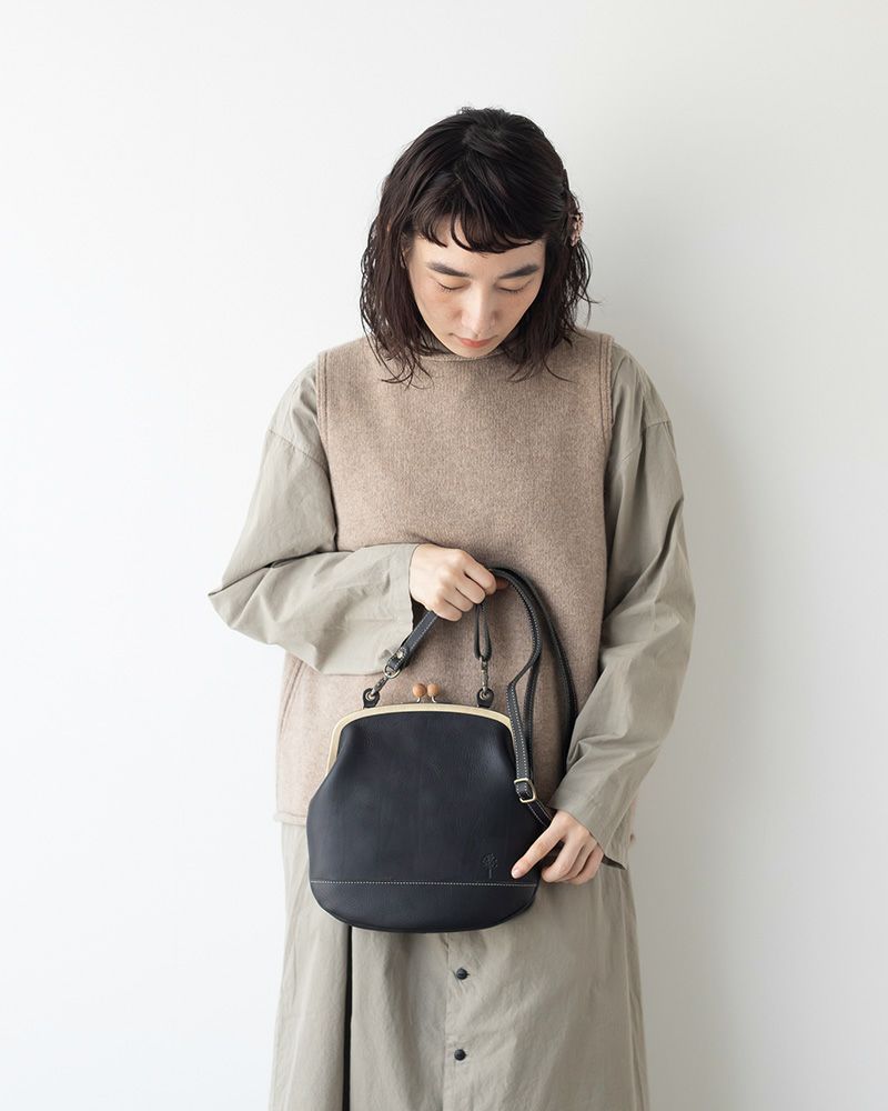 大人の装いに寄り添う黒の本革がま口ショルダーバッグ／がま口ポシェットの色：クロ