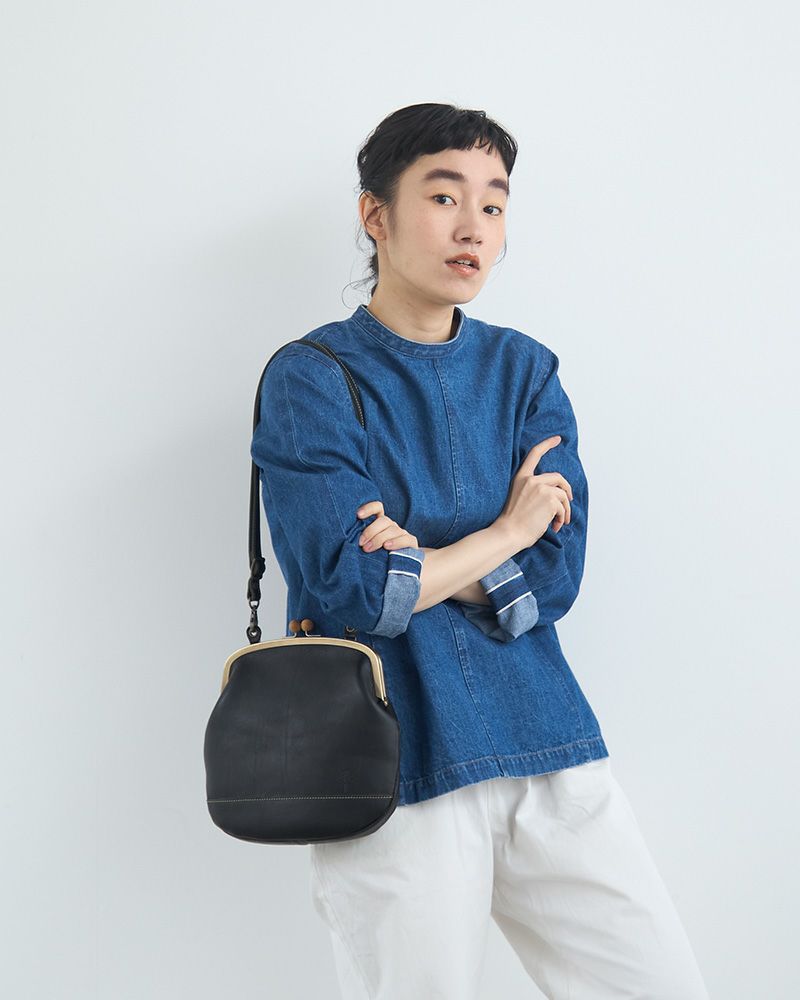 シンプルだから長く愛せる、ブラック牛革がま口ポシェット／がま口ポシェットの色：クロ