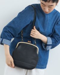 牛革の深みと木玉が映える、大人ブラックのがま口バッグ/がま口ポシェットの色:クロ