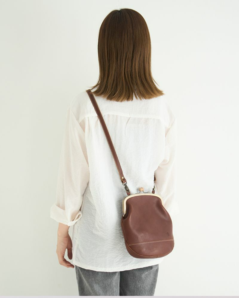 深みある色合いが魅力のダークブラウン牛革がま口／がま口ポシェットの色：ダークブラウン