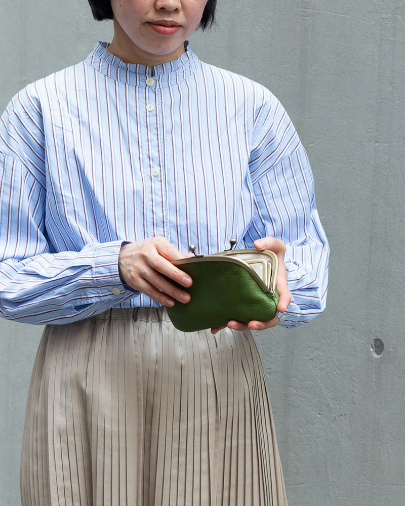 コンパクトサイズのレディースがま口長財布「フカフカ ロング親子がま口」がま口の色：リーフグリーン