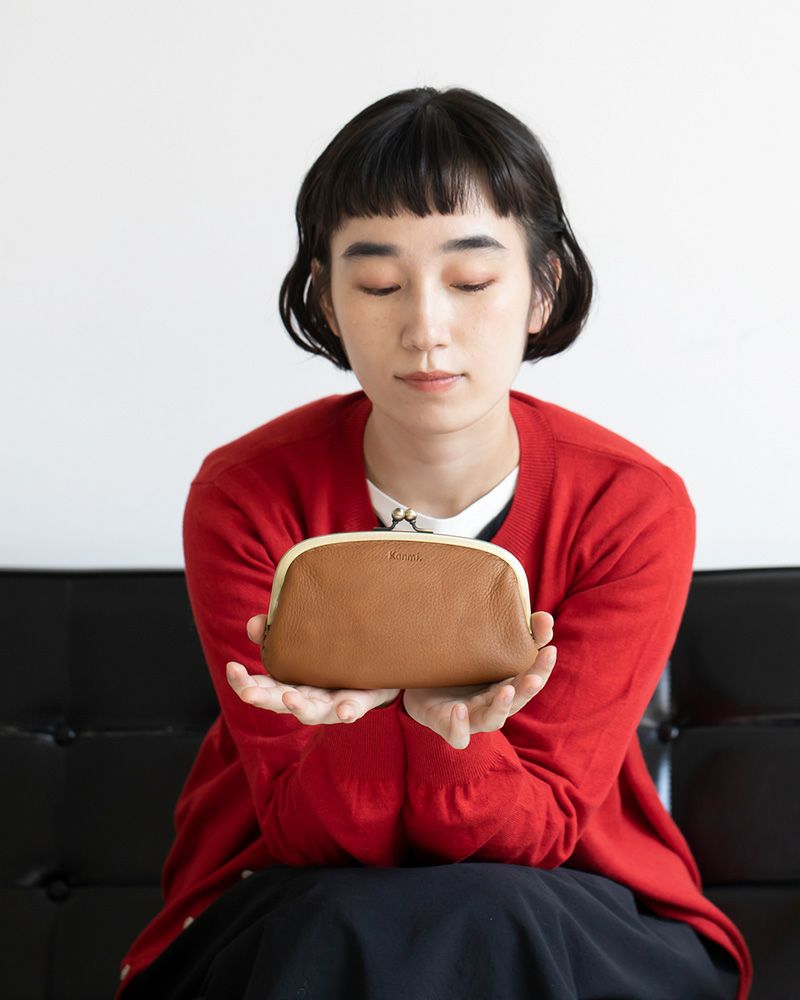 柔らかいフカフカの革があならの毎日にそっと寄り添う「フカフカ ロング親子がま口」がま口の色：ミルクチョコ