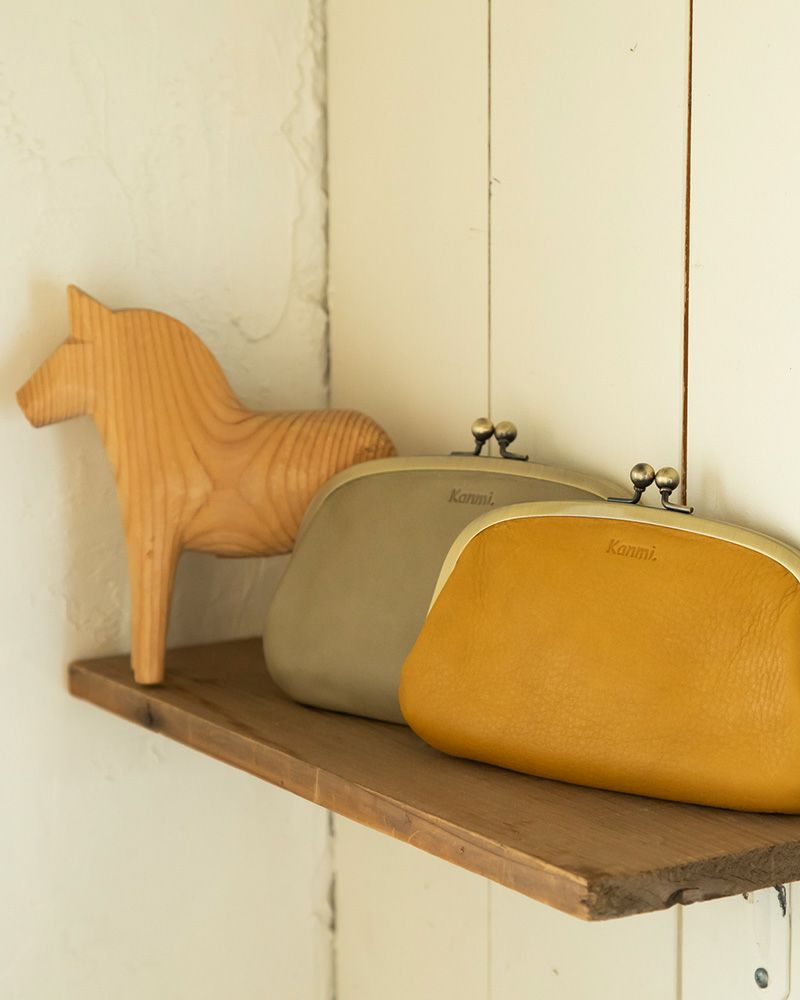 すっきりフォルムのがま口長財布「フカフカ ロング親子がま口」がま口の色：左から　マウスグレー・キャラメル