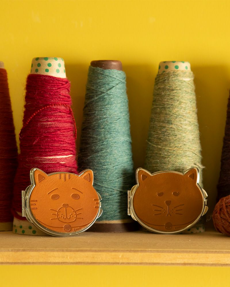 手鏡の色：左から　チャトラ・モカグレー