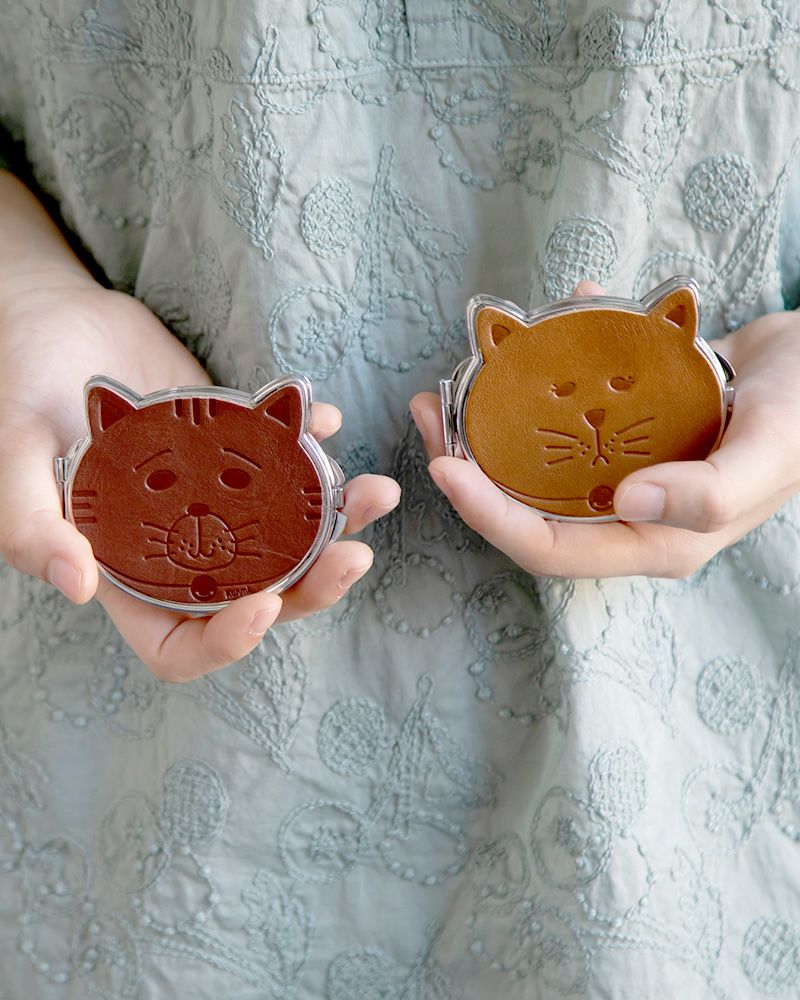 手鏡の色：左から　コゲチャ・モカグレー