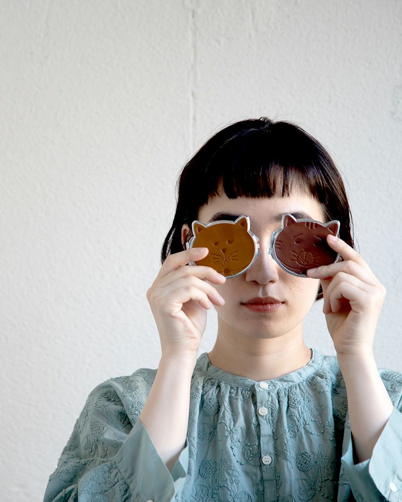 手鏡の色：左から　モカグレー・コゲチャ