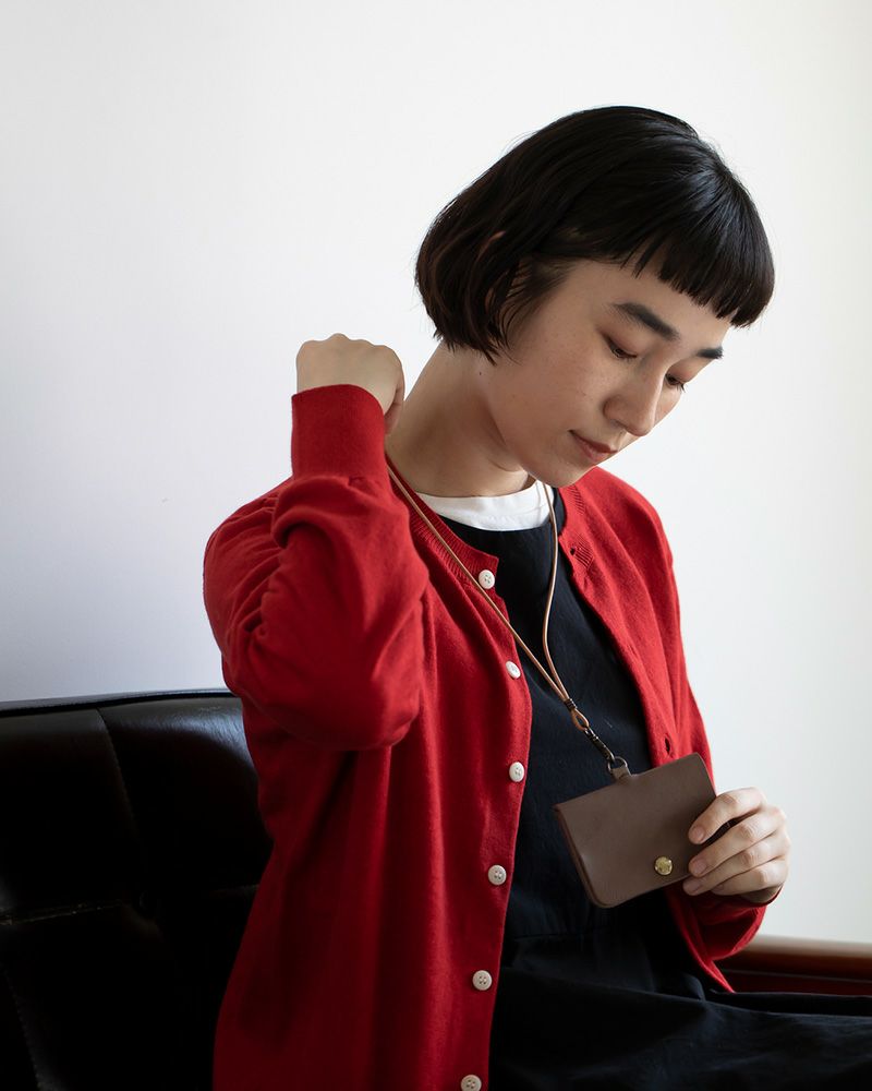 パスケースの色：ダークブラウン