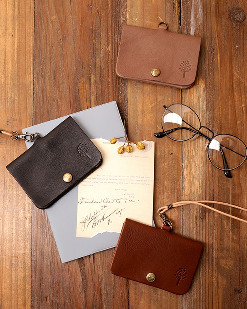 パスケースの色：上から　モカグレー・クロ・ダークブラウン