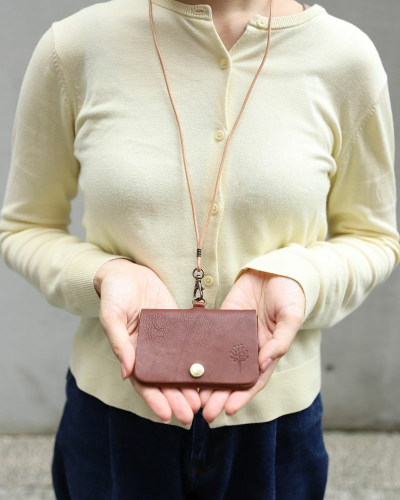 パスケースの色：ダークブラウン