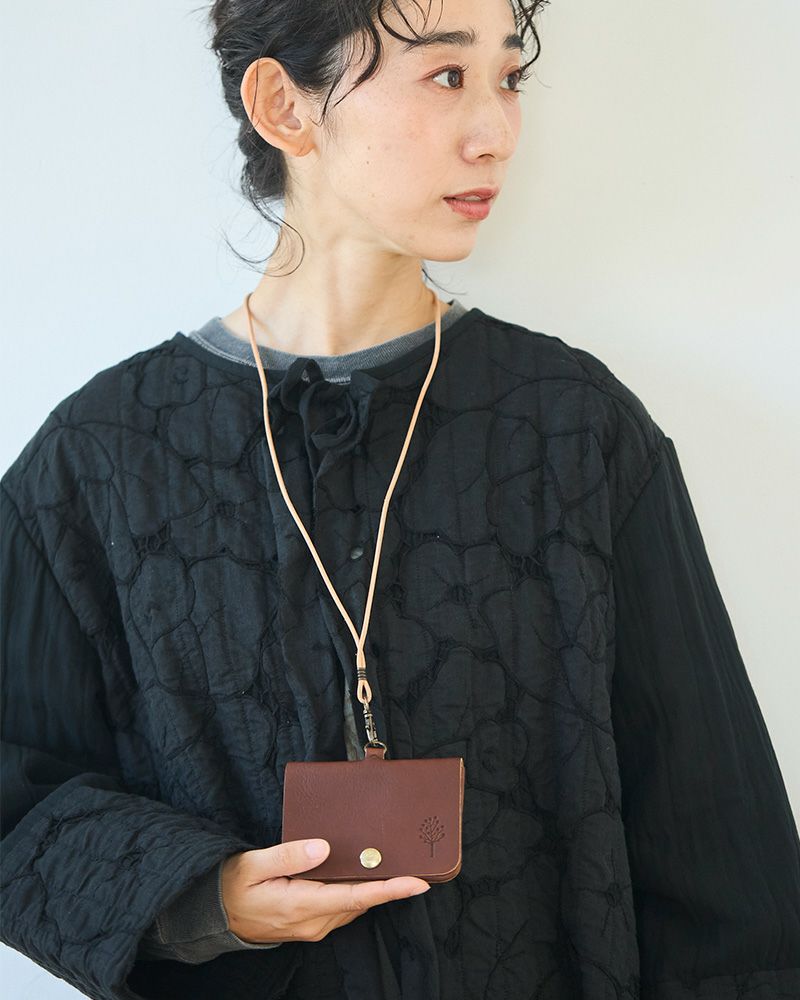 レザーの上質なIDカードホルダーなのでギフトにもぴったり