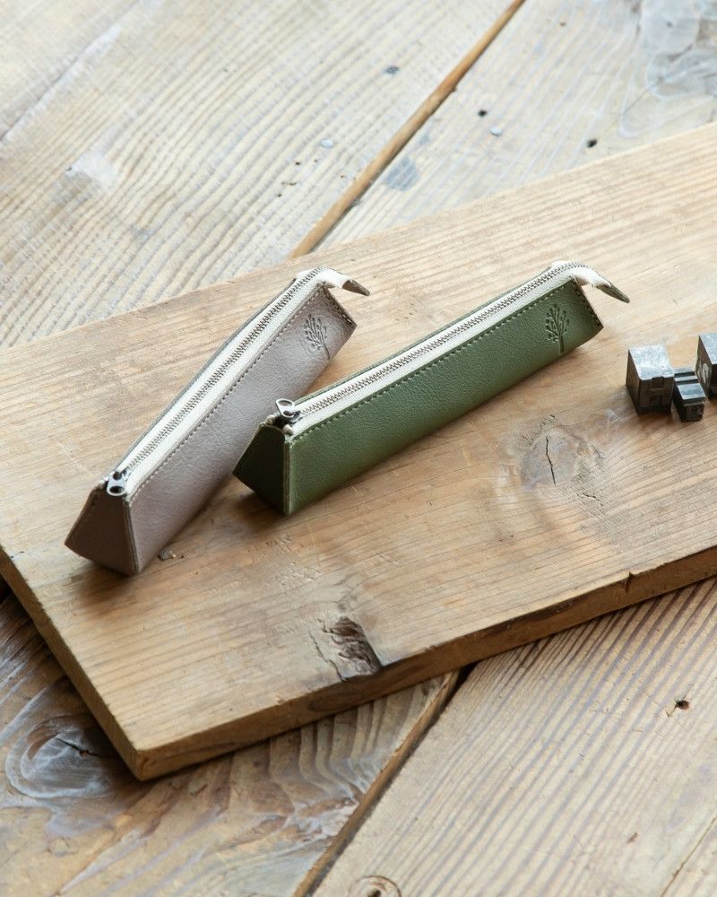 ペンケースの色：左から　モカグレー・グリーン