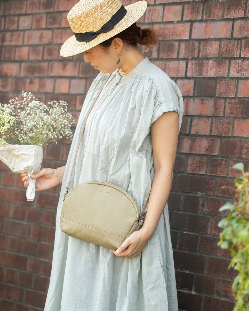 ポシェットの色：マウスグレー（※限定色）