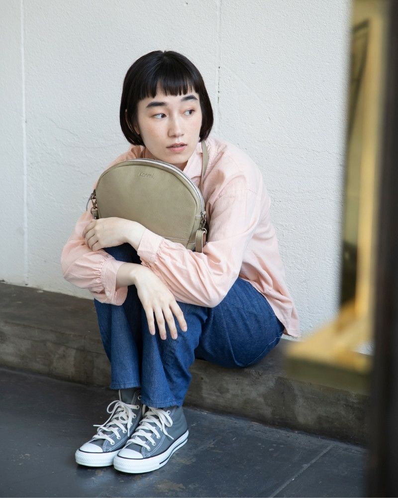 ポシェットの色：マウスグレー（※限定色）