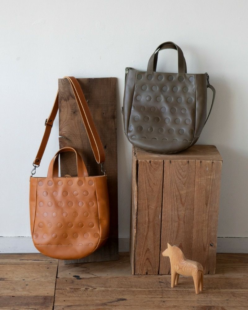 トートバッグの色：左から　キャラメル・オリーブグリーン