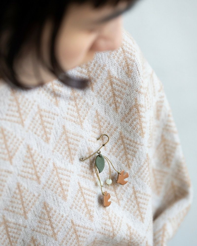 ブローチの色：アッシュグレー