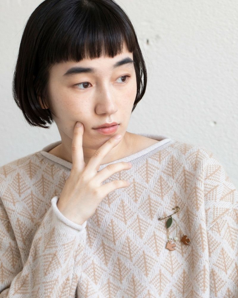 ブローチの色：アッシュグレー