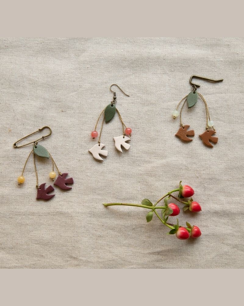 ブローチの色：左から　スミレ・バニラ・アッシュグレー