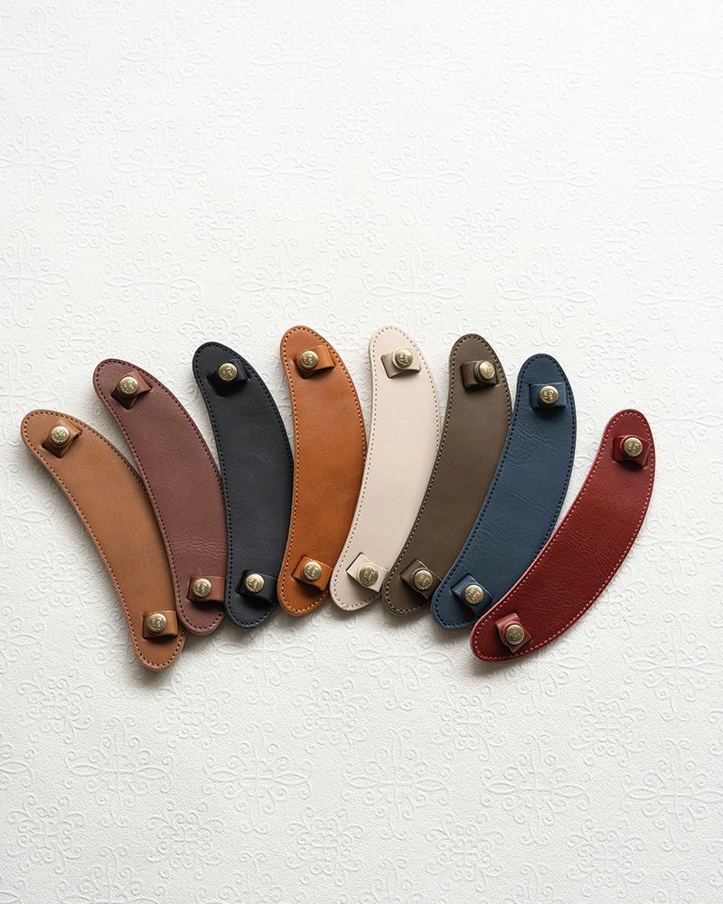 プラスオンアイテムの色：左から　アッシュグレー・ダークブラウン・ブラック・キャラメル・バニラ・オリーブグリーン・ネイビー・チェリーレッド