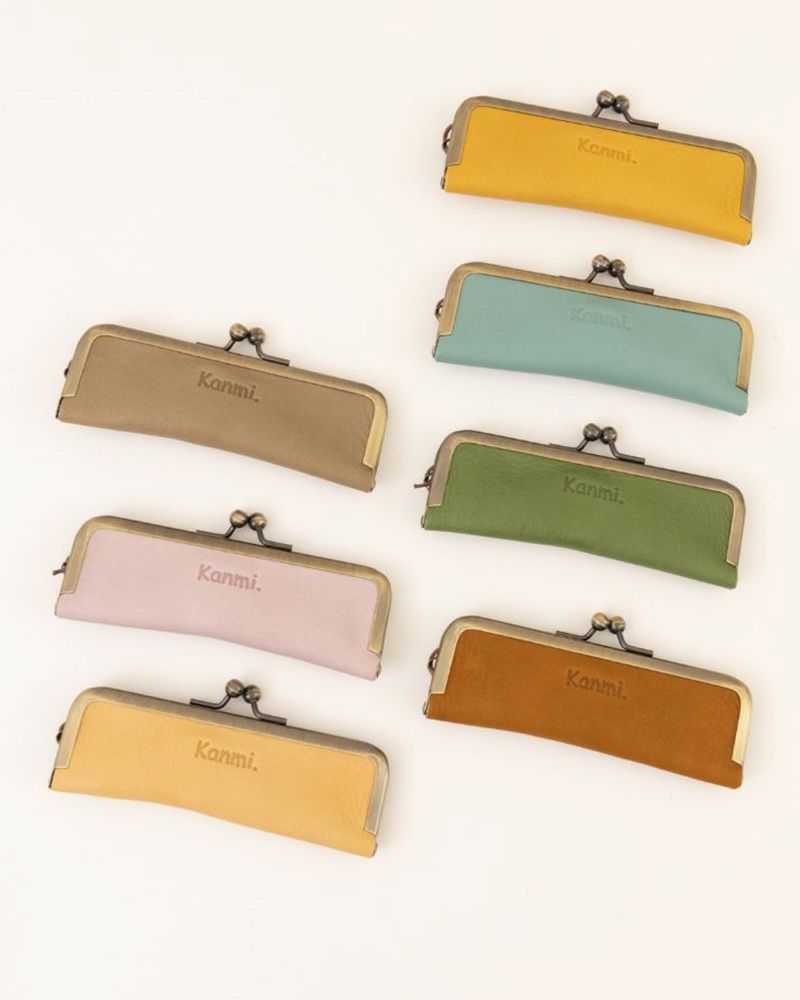 がま口印鑑ケースの色：右から時計回りに　キャラメル・サックス・リーフグリーン・ミルクチョコ・ミルクティー・ラベンダー・マウスグレー