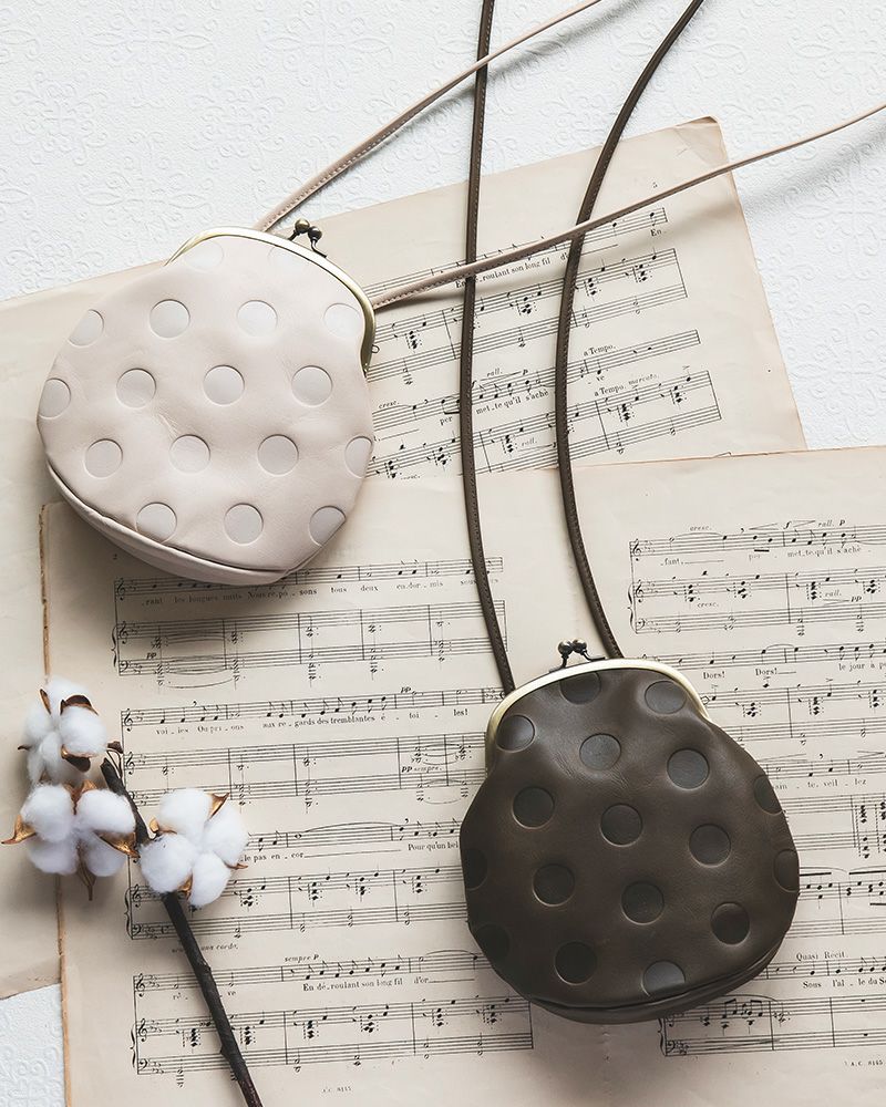 がま口ポシェットの色：左から　バニラ・ブラック