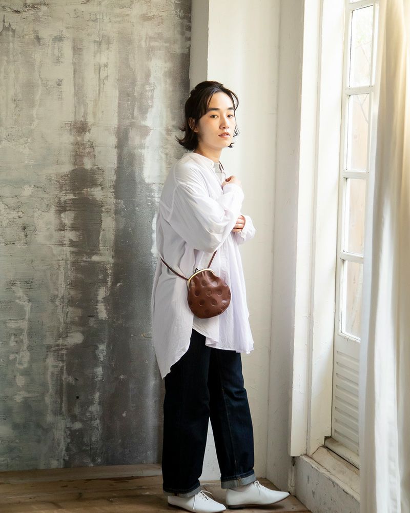 がま口ポシェットの色：ダークブラウン