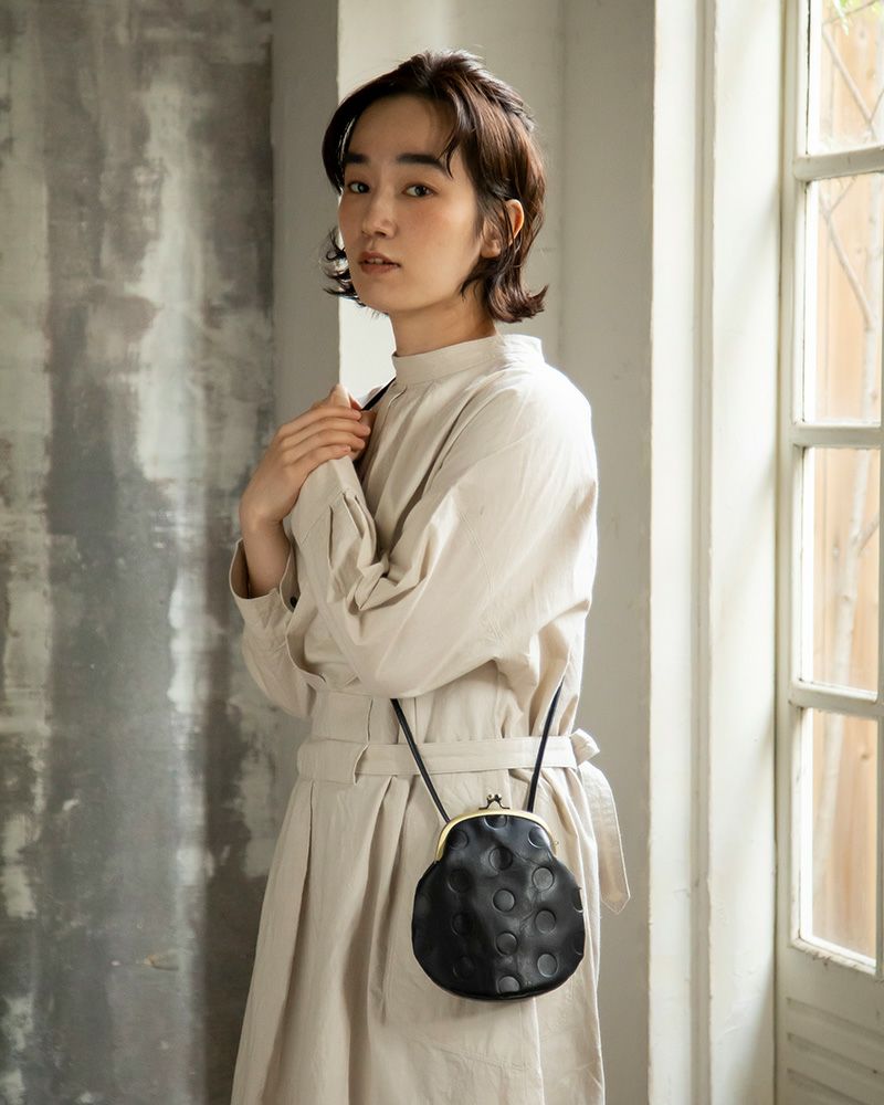 がま口ポシェットの色：ブラック