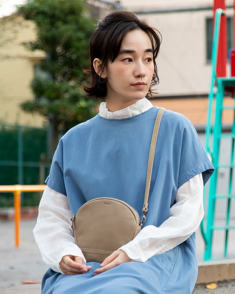 ポシェットの色：マウスグレー