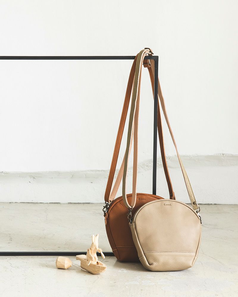 ポシェットの色：手前から　マウスグレー・ミルクチョコ