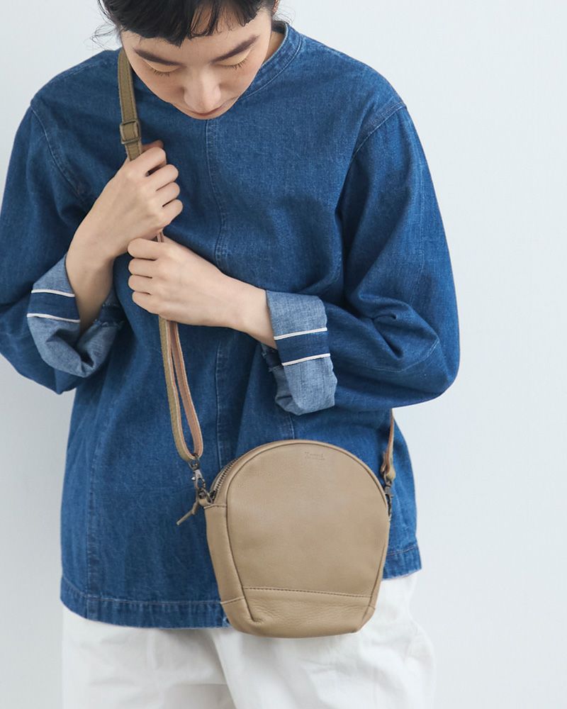 ポシェットの色：マウスグレー