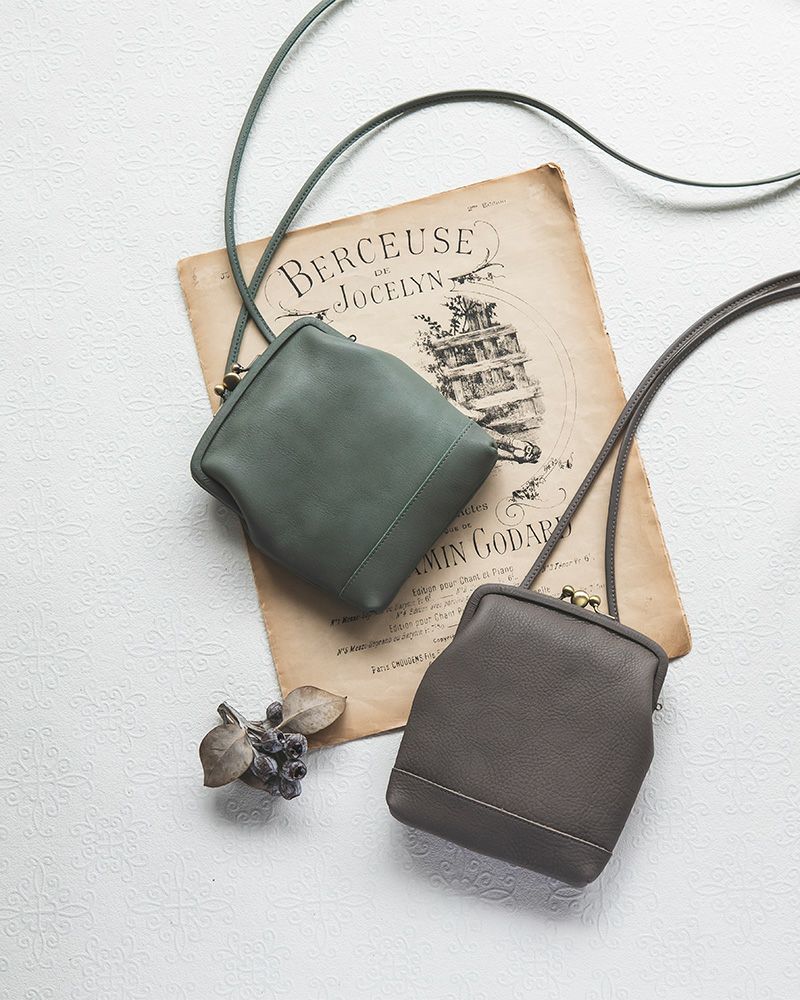 がま口ポシェットの色：左から　キャットブルー・ピュアグレー