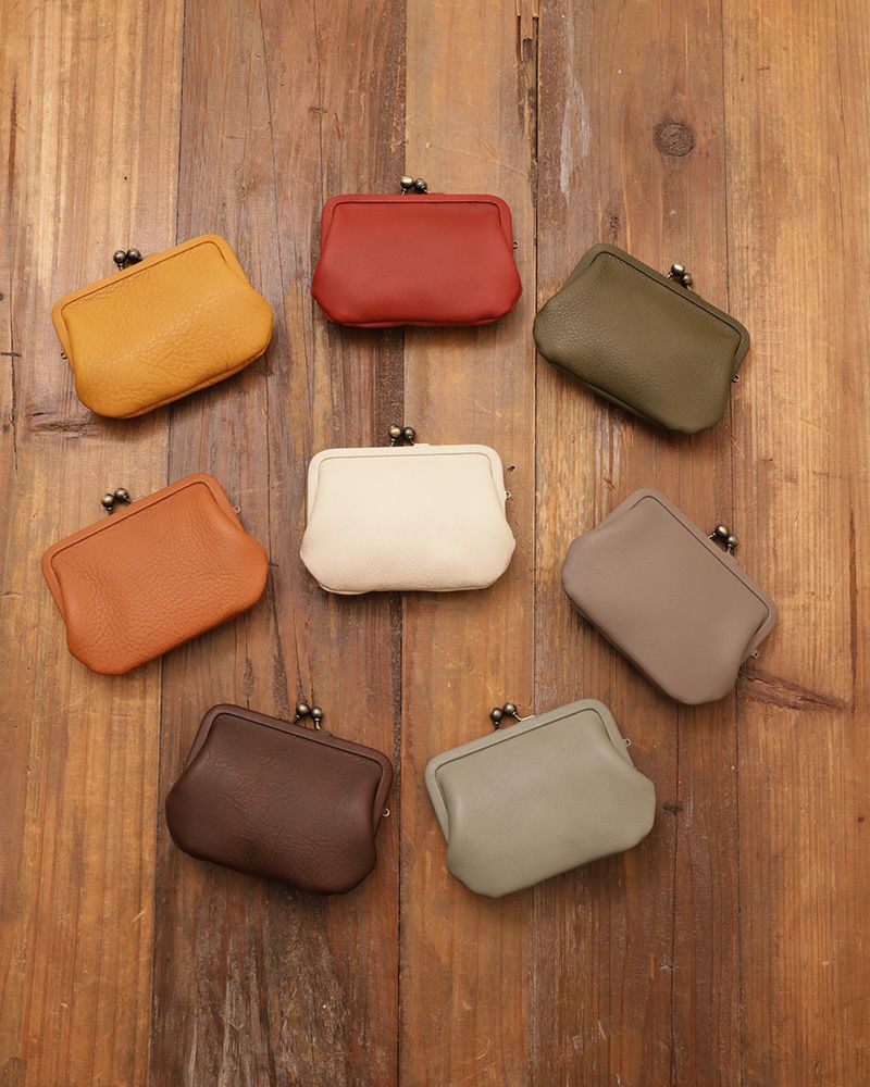 がま口の色：左上から　マスタード・レッド・グリーン/真ん中左から　キャラメル・クリーム・ピュアグレー/左下から　ダークブラウン・キャットブルー