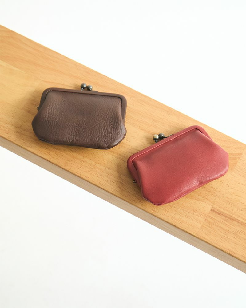 がま口の色：左から　ダークブラウン・レッド