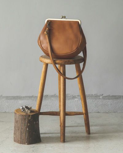がま口ポシェットの色：モカグレー