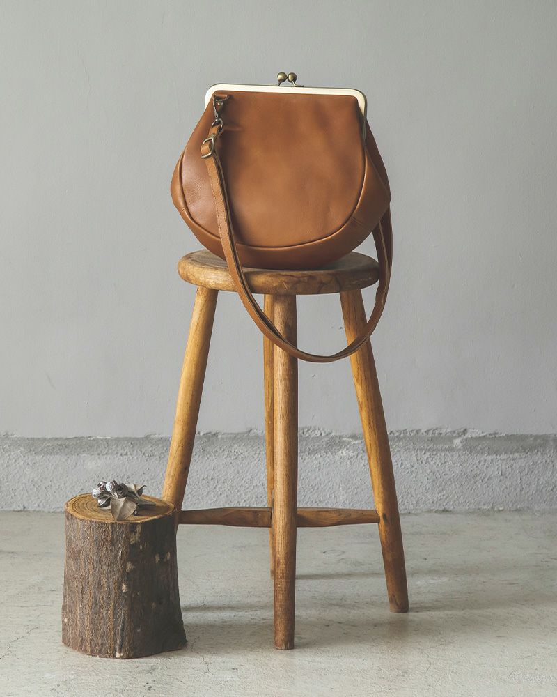 がま口ポシェットの色：モカグレー