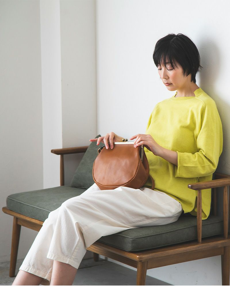 がま口ポシェットの色：モカグレー