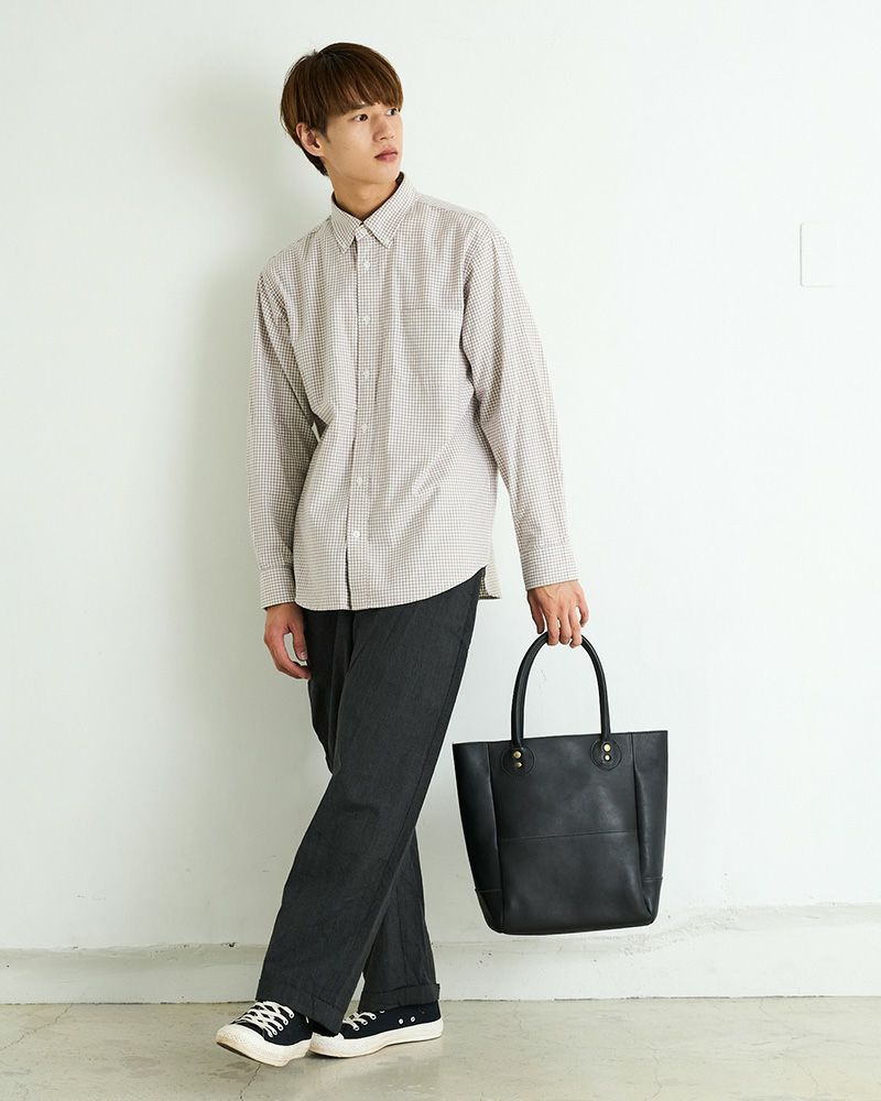 シンプルデザインでカッコよく決まる防水トート