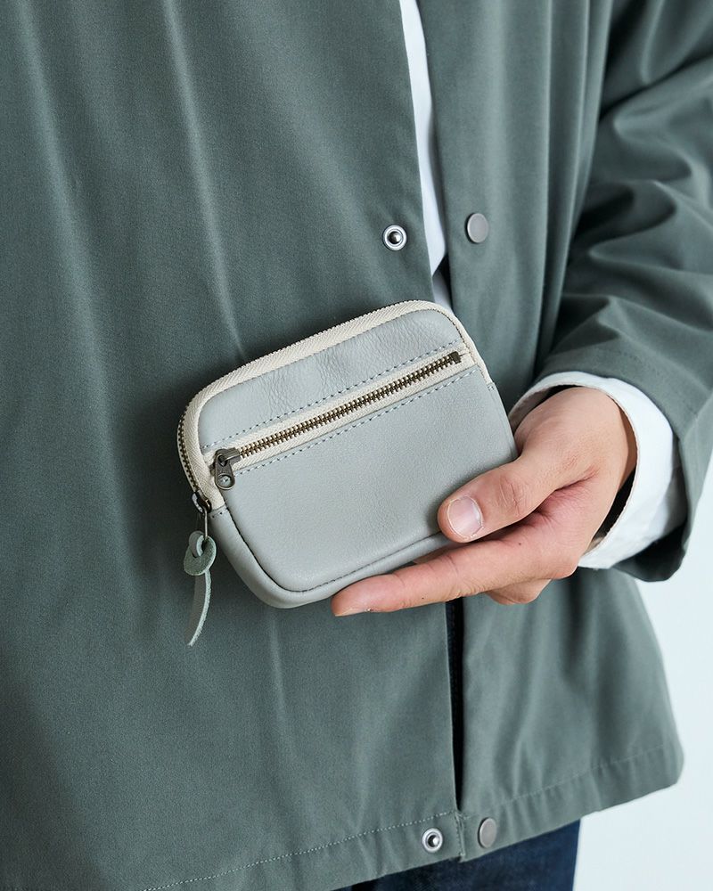 シンプルデザインで、ポーチとしても使える本革ミニウォレット