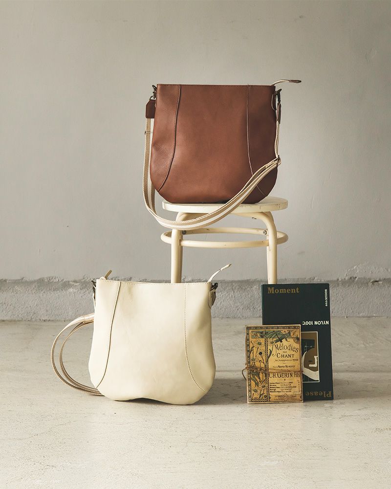 ショルダーバッグの色：上から　ダークブラウン・バニラ