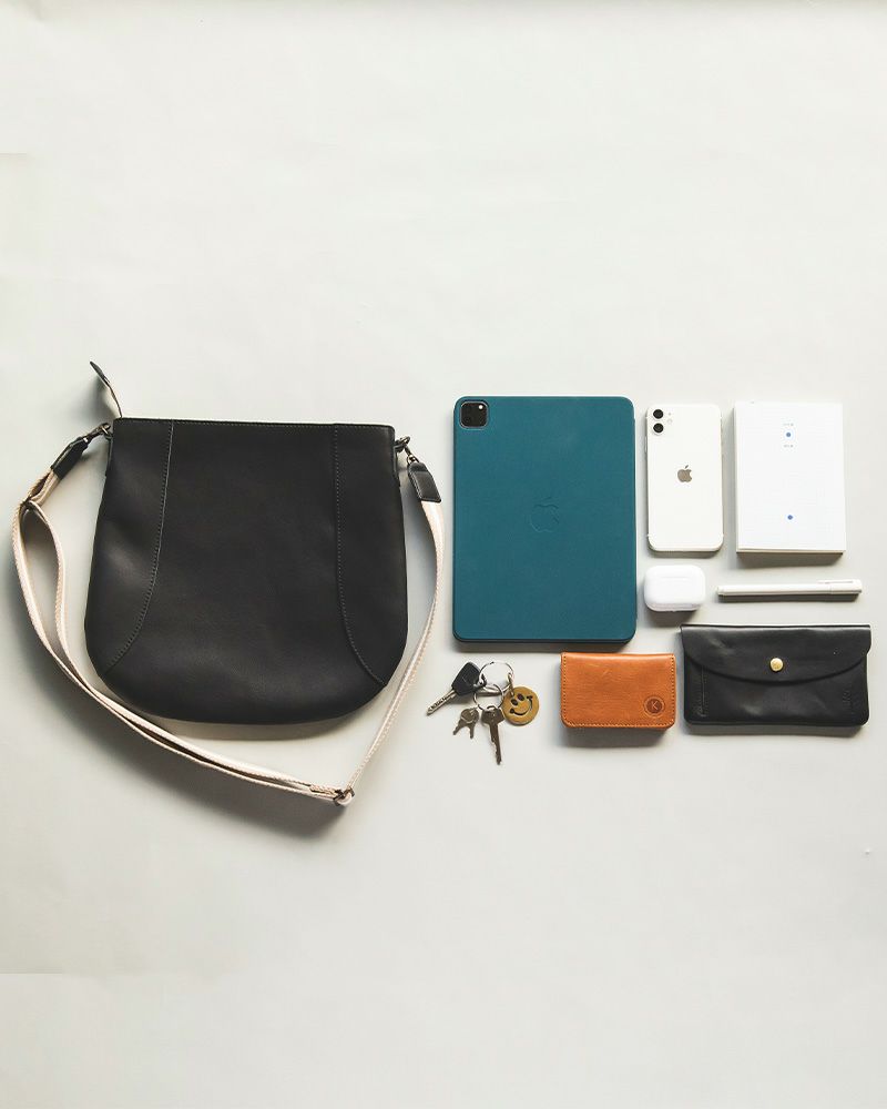 ショルダーバッグの色：クロ